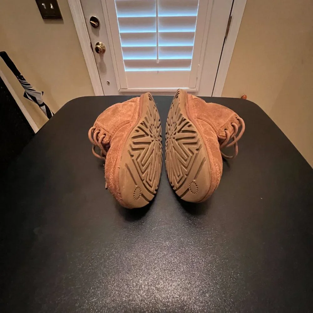 Ugg size 5 boots 3236 tan